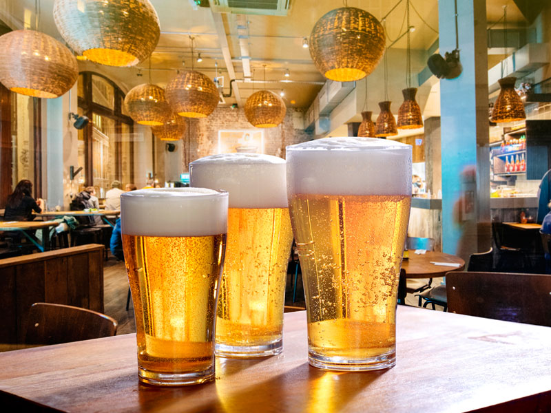 unbreakable polycarbonate glasses in pub setting